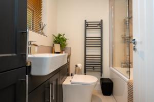 Koupelna v ubytování Two Bed House in Castle Donington + 22 fotografií