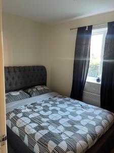 Postel nebo postele na pokoji v ubytování Cardiff bay cosy apartment with parking