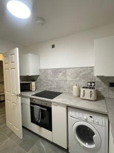 Kuchyň nebo kuchyňský kout v ubytování Cardiff bay cosy apartment with parking