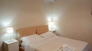 a small bedroom with a bed and two lamps at Home in Arezzo