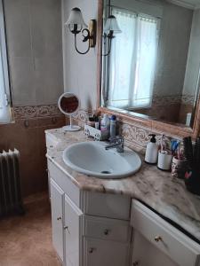 TrabadaにあるCasa de Campo en Xuga, Trabadaの白い洗面台と鏡のあるバスルーム