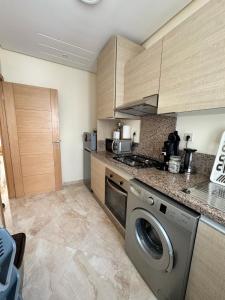une cuisine avec une machine à laver dans une cuisine dans l'établissement Shems Bouznika, à Bouznika