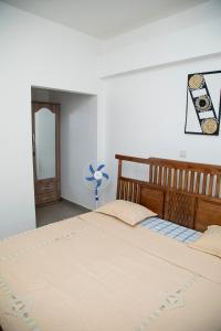 キガリにあるOldo Apartmentsのベッドルーム(大型ベッド1台、ファン付)