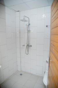 キガリにあるOldo Apartmentsのシャワーとトイレ付きのバスルーム