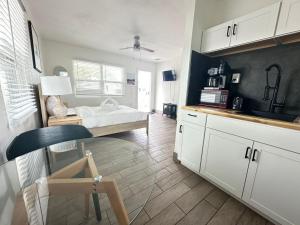 Kuchyň nebo kuchyňský kout v ubytování Beautiful Studio 10 Min To Beach J11