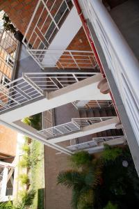 キガリにあるOldo Apartmentsの金属製のラックが設置された建物の上空からの眺め