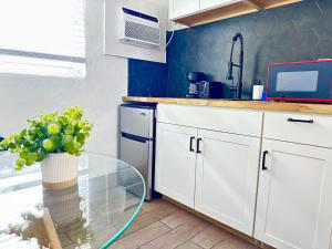 Kuchyň nebo kuchyňský kout v ubytování Beautiful Studio 10 Min To Beach J11