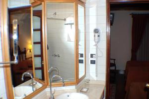 A bathroom at Hotel El Relicario Del Carmen