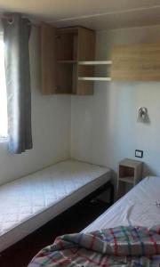 Ένα ή περισσότερα κρεβάτια σε δωμάτιο στο Mobilhome tout confort