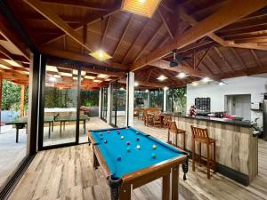 a pool table in the middle of a patio at Puxadinho São Pedro in São Pedro