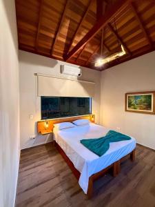 a bedroom with a large bed in a room at Puxadinho São Pedro in São Pedro