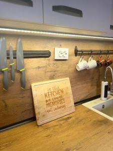 Un cartel en un mostrador de cocina con cuchillos en una pared. en The Master and Margarita Centre, en Burgas 10 fotos más