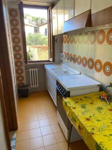 una cocina con fregadero y estufa horno superior en Appartamenti Torre Medicea, en Castiglioncello
