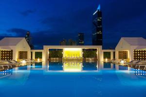 El QuijeYOO, signature ocean view stay by Yourhost的一个大型游泳池，背景是一栋建筑