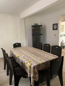 ein Tisch mit Stühlen und ein Tischtuch darauf in der Unterkunft Casa de campo en Buena Vista - A una cuadra de la plaza in Buena Vista