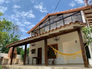 ein kleines Haus mit Glasdach in der Unterkunft Casa de campo en Buena Vista - A una cuadra de la plaza in Buena Vista
