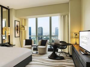 Una televisión o centro de entretenimiento en Sofitel Abu Dhabi Corniche