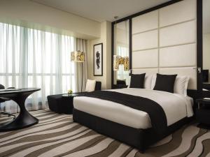 Cama o camas de una habitación en Sofitel Abu Dhabi Corniche