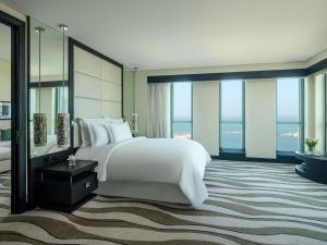 Cama o camas de una habitación en Sofitel Abu Dhabi Corniche