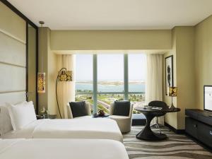 Una televisión o centro de entretenimiento en Sofitel Abu Dhabi Corniche