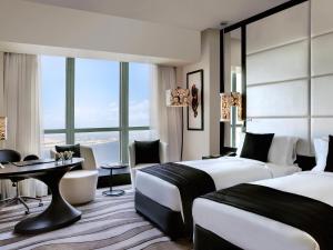 Cama o camas de una habitación en Sofitel Abu Dhabi Corniche