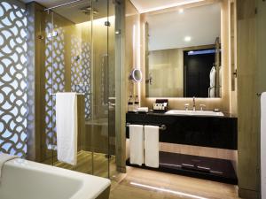 Un baño de Sofitel Abu Dhabi Corniche