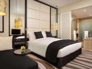 Cama o camas de una habitación en Sofitel Abu Dhabi Corniche