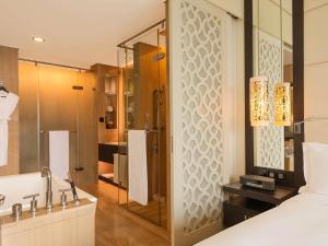 Un baño de Sofitel Abu Dhabi Corniche