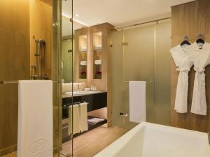 Un baño de Sofitel Abu Dhabi Corniche