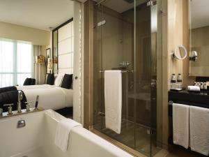 Un baño de Sofitel Abu Dhabi Corniche