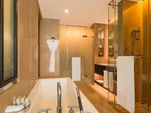 Un baño de Sofitel Abu Dhabi Corniche