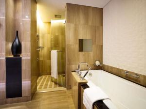 Un baño de Sofitel Abu Dhabi Corniche
