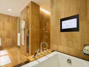 Un baño de Sofitel Abu Dhabi Corniche