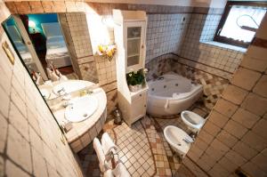 Ett badrum på Residenza Venezia Cortina