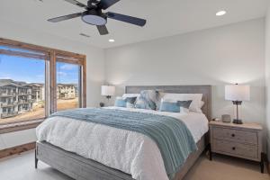 Postel nebo postele na pokoji v ubytování Mountain Escape Townhome Deer Valley East Village