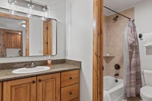 Koupelna v ubytování Mountain Escape Townhome Deer Valley East Village + 28 fotografií