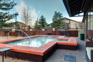 Πισίνα στο ή κοντά στο Prospector Square Designer Retreat