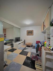 Televisyen dan/atau pusat hiburan di Condo with Pool View & Great Amenities Bangkok
