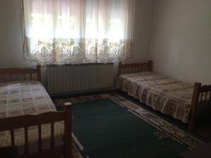 Postel nebo postele na pokoji v ubytování Villa Flora Apartments Krushevo