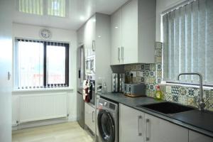 Η κουζίνα ή μικρή κουζίνα στο Watermead Retreat Bungalow