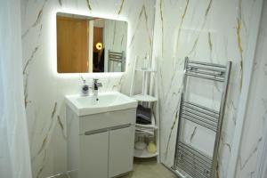 Ένα μπάνιο στο Watermead Retreat Bungalow