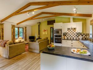 Η κουζίνα ή μικρή κουζίνα στο 2 Bed in Bude 85563