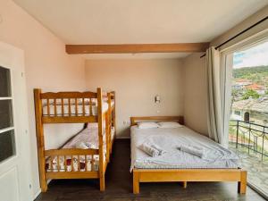 Postel nebo postele na pokoji v ubytování Villa Flora Apartments Krushevo