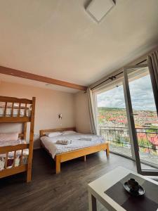 Postel nebo postele na pokoji v ubytování Villa Flora Apartments Krushevo