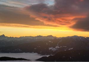 ArriachにあるEULIUM - Retreat Chaletの雪山の夕日
