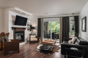 Μια τηλεόραση ή/και κέντρο ψυχαγωγίας στο 2 bedroom suite with views of Sommets St-Sauveur