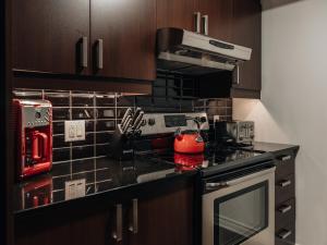 Η κουζίνα ή μικρή κουζίνα στο 2 bedroom suite with views of Sommets St-Sauveur