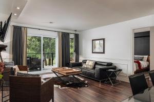 Χώρος καθιστικού στο 2 bedroom suite with views of Sommets St-Sauveur