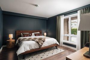 Ένα ή περισσότερα κρεβάτια σε δωμάτιο στο 2 bedroom suite with views of Sommets St-Sauveur