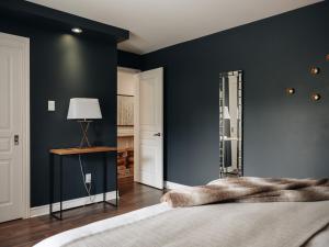 Ένα ή περισσότερα κρεβάτια σε δωμάτιο στο 2 bedroom suite with views of Sommets St-Sauveur